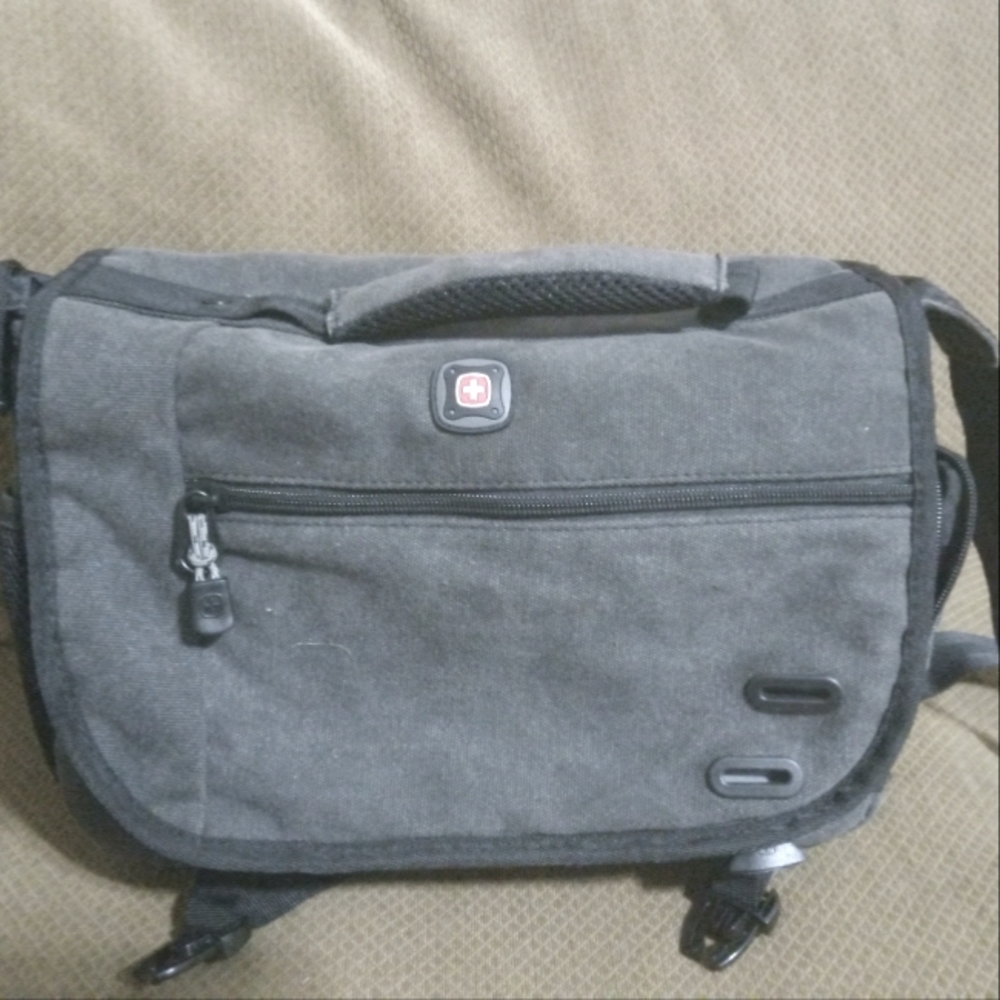 Swiss Gear "Zinc"  Messenger Camera Bag